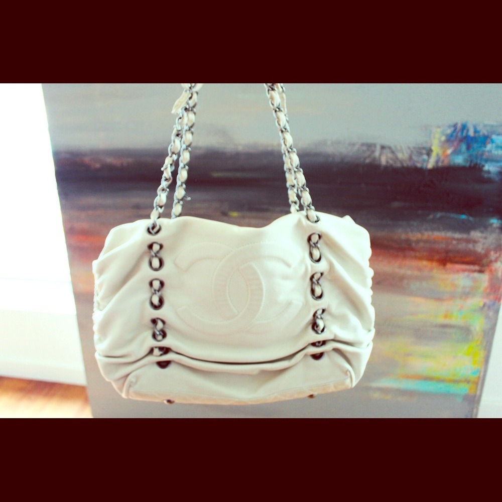 CHANEL Leather Purse in Cream